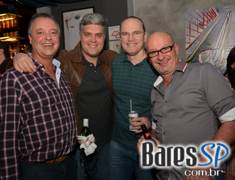 Banda Outsiders e Rock Fútil agitaram a noite da galera presente no London Station Banda Outsiders e Rock Fútil agitaram a noite da galera presente no London Station