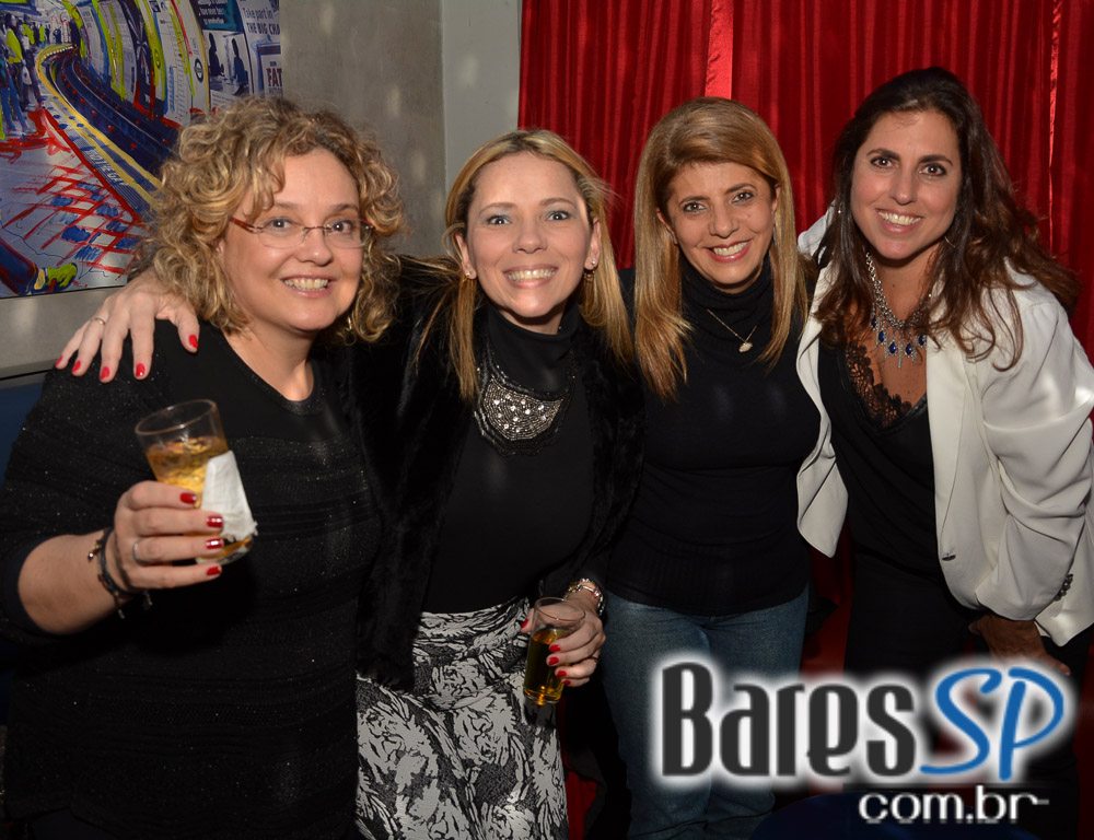 Banda Outsiders e Rock Fútil agitaram a noite da galera presente no London Station Banda Outsiders e Rock Fútil agitaram a noite da galera presente no London Station