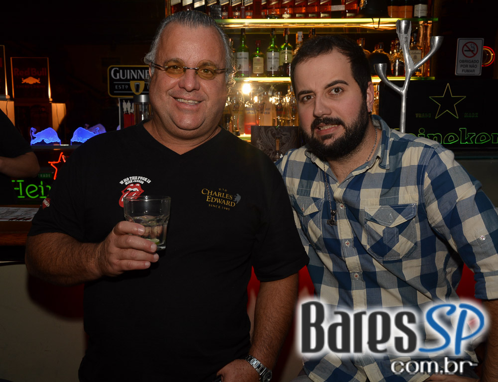 Banda Outsiders e Rock Fútil agitaram a noite da galera presente no London Station Banda Outsiders e Rock Fútil agitaram a noite da galera presente no London Station