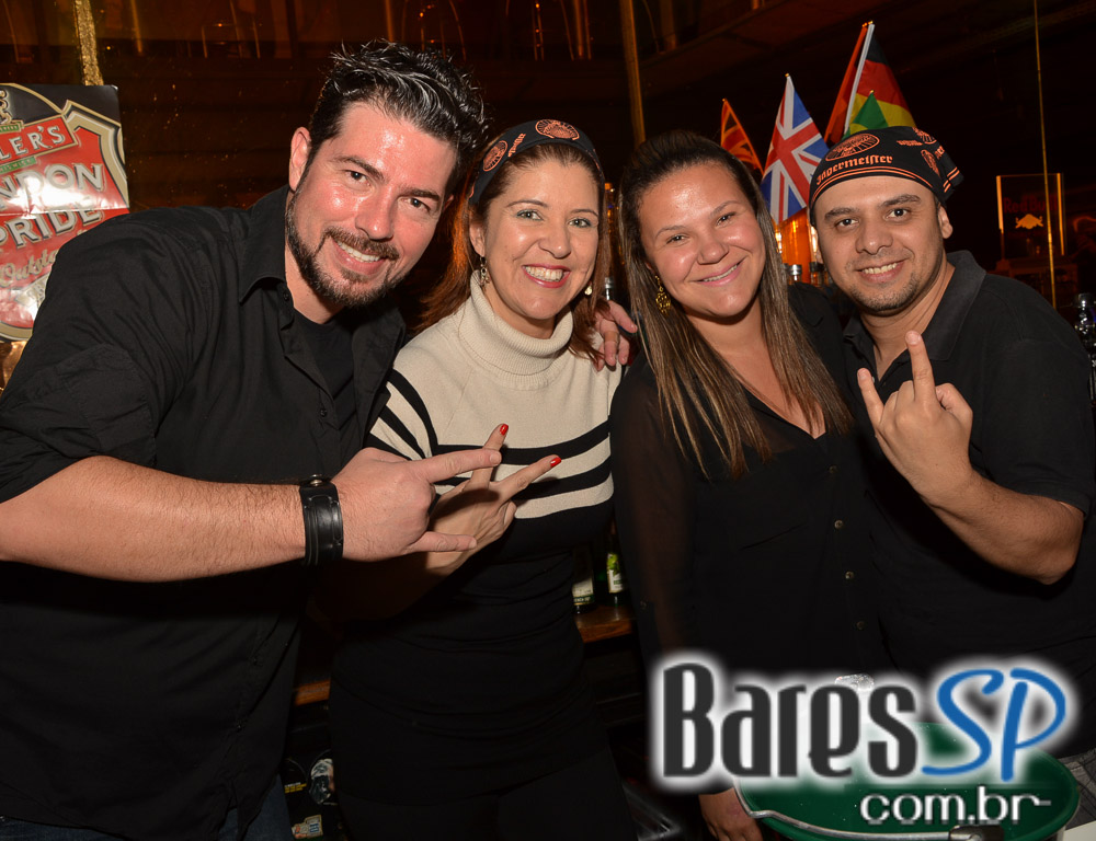 Banda Outsiders e Rock Fútil agitaram a noite da galera presente no London Station Banda Outsiders e Rock Fútil agitaram a noite da galera presente no London Station