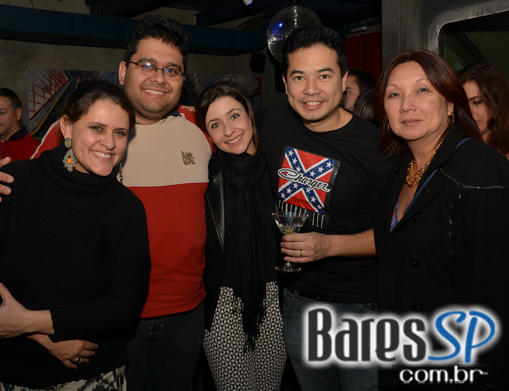 Banda Outsiders e Rock Fútil agitaram a noite da galera presente no London Station Banda Outsiders e Rock Fútil agitaram a noite da galera presente no London Station