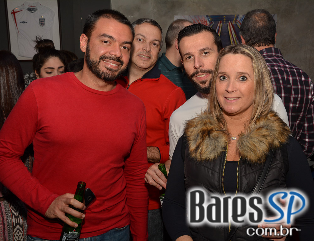 Banda Outsiders e Rock Fútil agitaram a noite da galera presente no London Station Banda Outsiders e Rock Fútil agitaram a noite da galera presente no London Station