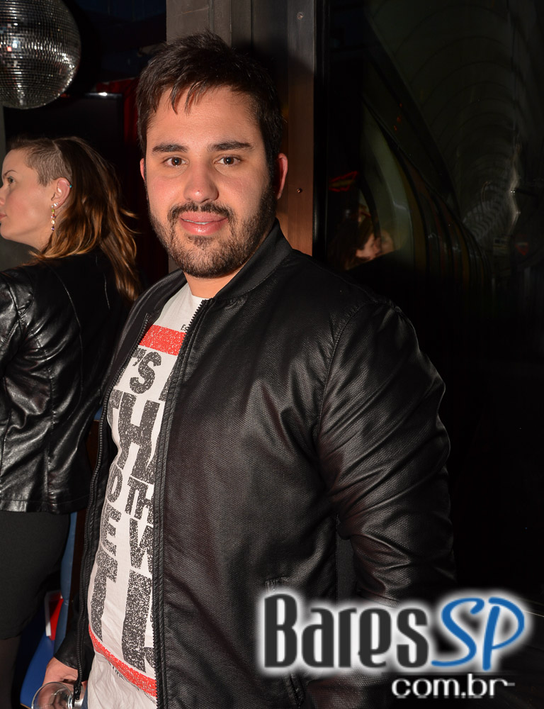 Banda Outsiders e Rock Fútil agitaram a noite da galera presente no London Station Banda Outsiders e Rock Fútil agitaram a noite da galera presente no London Station