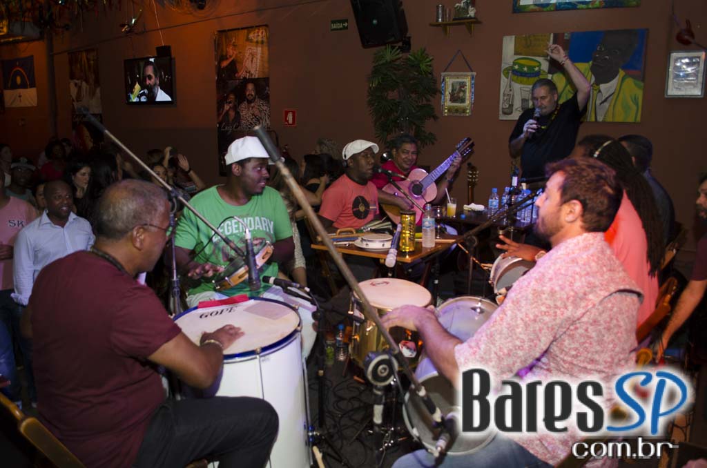 Moacyr Luz e o Samba do Trabalhador animaram a quinta com muito samba no Traço de União Moacyr Luz e o Samba do Trabalhador animaram a quinta com muito samba no Traço de União