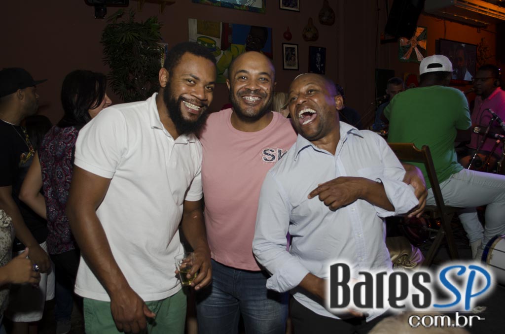 Moacyr Luz e o Samba do Trabalhador animaram a quinta com muito samba no Traço de União Moacyr Luz e o Samba do Trabalhador animaram a quinta com muito samba no Traço de União