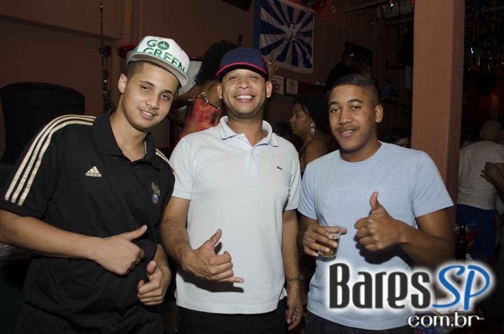 Moacyr Luz e o Samba do Trabalhador animaram a quinta com muito samba no Traço de União Moacyr Luz e o Samba do Trabalhador animaram a quinta com muito samba no Traço de União