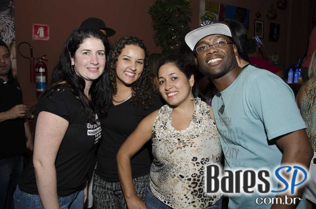 Moacyr Luz e o Samba do Trabalhador animaram a quinta com muito samba no Traço de União Moacyr Luz e o Samba do Trabalhador animaram a quinta com muito samba no Traço de União