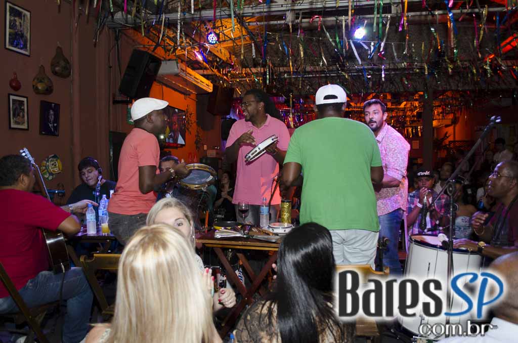 Moacyr Luz e o Samba do Trabalhador animaram a quinta com muito samba no Traço de União Moacyr Luz e o Samba do Trabalhador animaram a quinta com muito samba no Traço de União