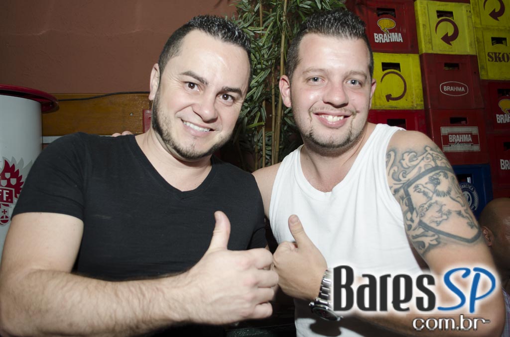 Moacyr Luz e o Samba do Trabalhador animaram a quinta com muito samba no Traço de União Moacyr Luz e o Samba do Trabalhador animaram a quinta com muito samba no Traço de União