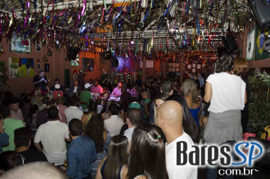 Moacyr Luz e o Samba do Trabalhador animaram a quinta com muito samba no Traço de União Moacyr Luz e o Samba do Trabalhador animaram a quinta com muito samba no Traço de União