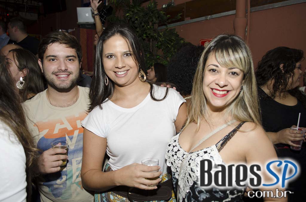 Moacyr Luz e o Samba do Trabalhador animaram a quinta com muito samba no Traço de União Moacyr Luz e o Samba do Trabalhador animaram a quinta com muito samba no Traço de União