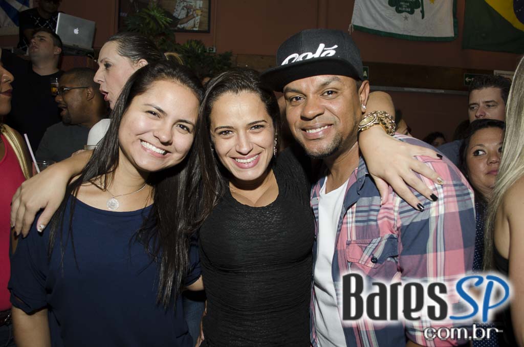 Moacyr Luz e o Samba do Trabalhador animaram a quinta com muito samba no Traço de União Moacyr Luz e o Samba do Trabalhador animaram a quinta com muito samba no Traço de União