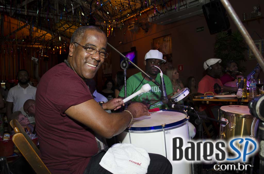 Moacyr Luz e o Samba do Trabalhador animaram a quinta com muito samba no Traço de União Moacyr Luz e o Samba do Trabalhador animaram a quinta com muito samba no Traço de União