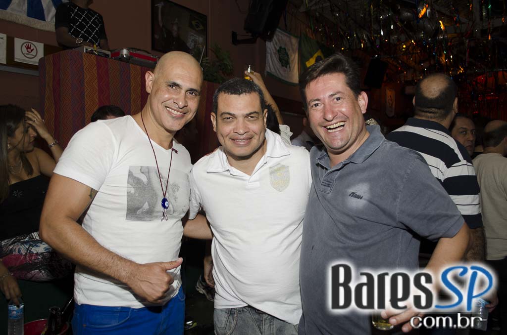 Moacyr Luz e o Samba do Trabalhador animaram a quinta com muito samba no Traço de União Moacyr Luz e o Samba do Trabalhador animaram a quinta com muito samba no Traço de União