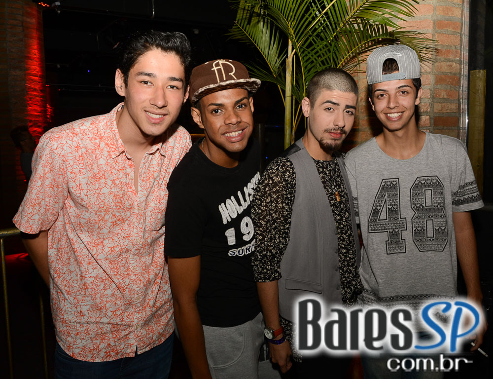 Leilah Moreno cantou sucessos do pop nacional e internacional no Club 33 Leilah Moreno cantou sucessos do pop nacional e internacional no Club 33