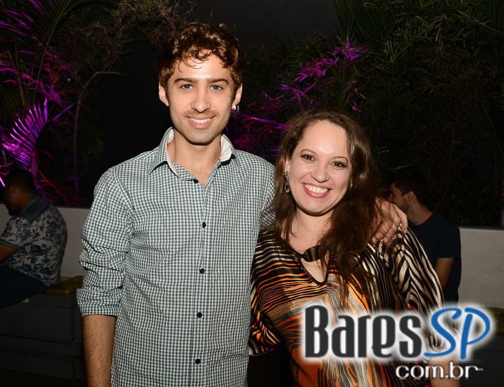 Leilah Moreno cantou sucessos do pop nacional e internacional no Club 33 Leilah Moreno cantou sucessos do pop nacional e internacional no Club 33