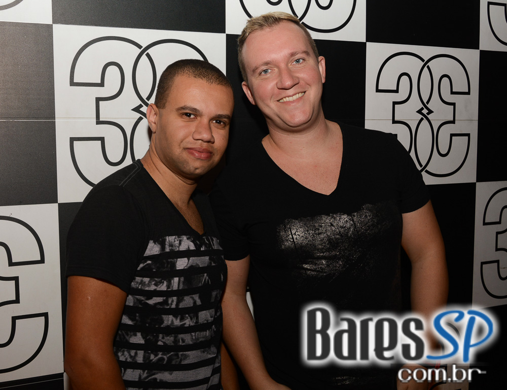 Leilah Moreno cantou sucessos do pop nacional e internacional no Club 33 Leilah Moreno cantou sucessos do pop nacional e internacional no Club 33