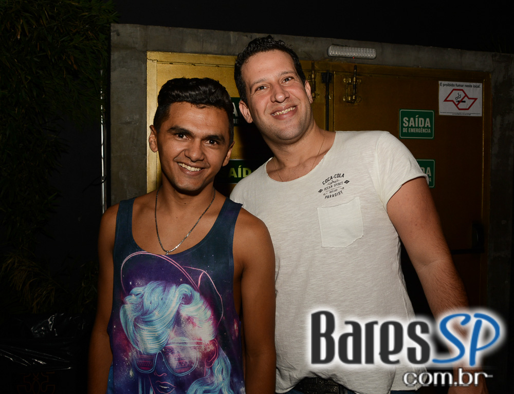 Leilah Moreno cantou sucessos do pop nacional e internacional no Club 33 Leilah Moreno cantou sucessos do pop nacional e internacional no Club 33