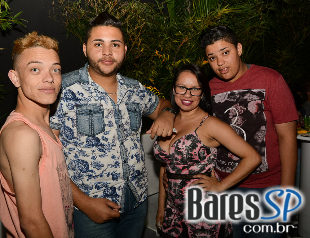 Leilah Moreno cantou sucessos do pop nacional e internacional no Club 33 Leilah Moreno cantou sucessos do pop nacional e internacional no Club 33