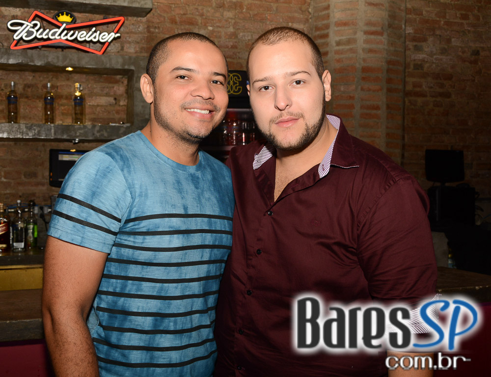 Leilah Moreno cantou sucessos do pop nacional e internacional no Club 33 Leilah Moreno cantou sucessos do pop nacional e internacional no Club 33