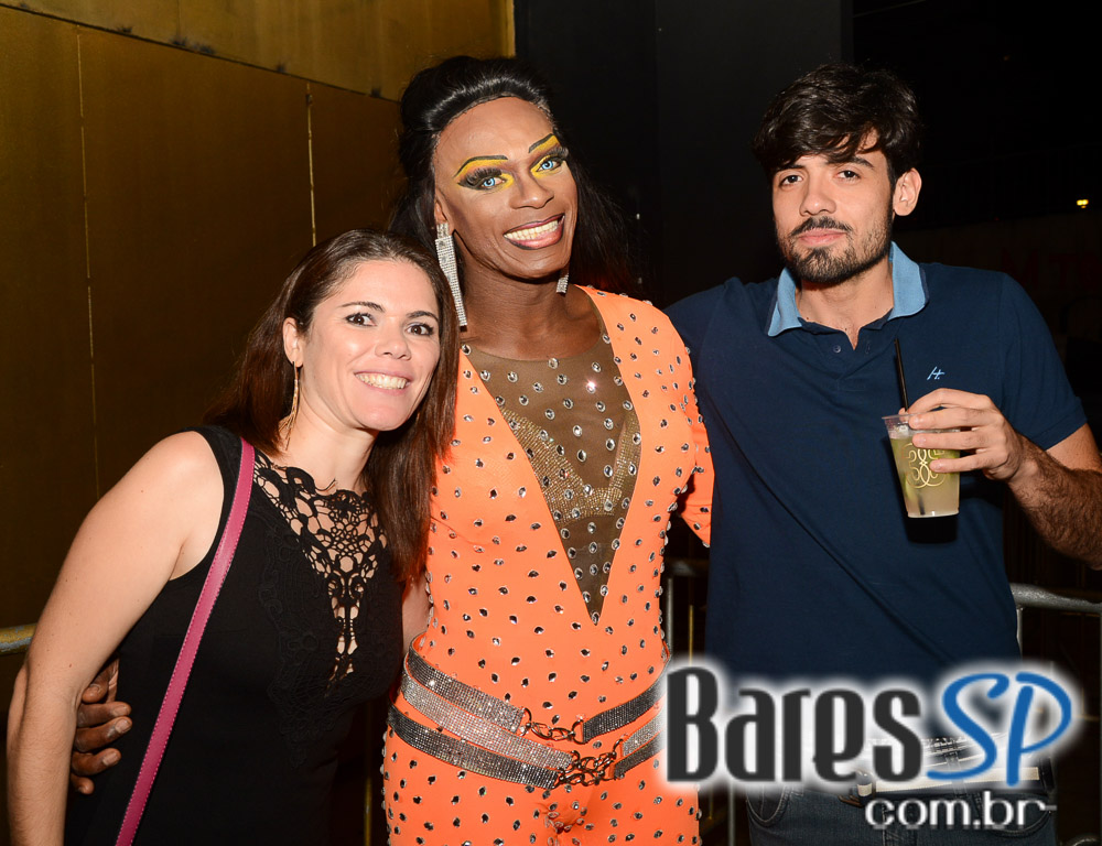 Leilah Moreno cantou sucessos do pop nacional e internacional no Club 33 Leilah Moreno cantou sucessos do pop nacional e internacional no Club 33