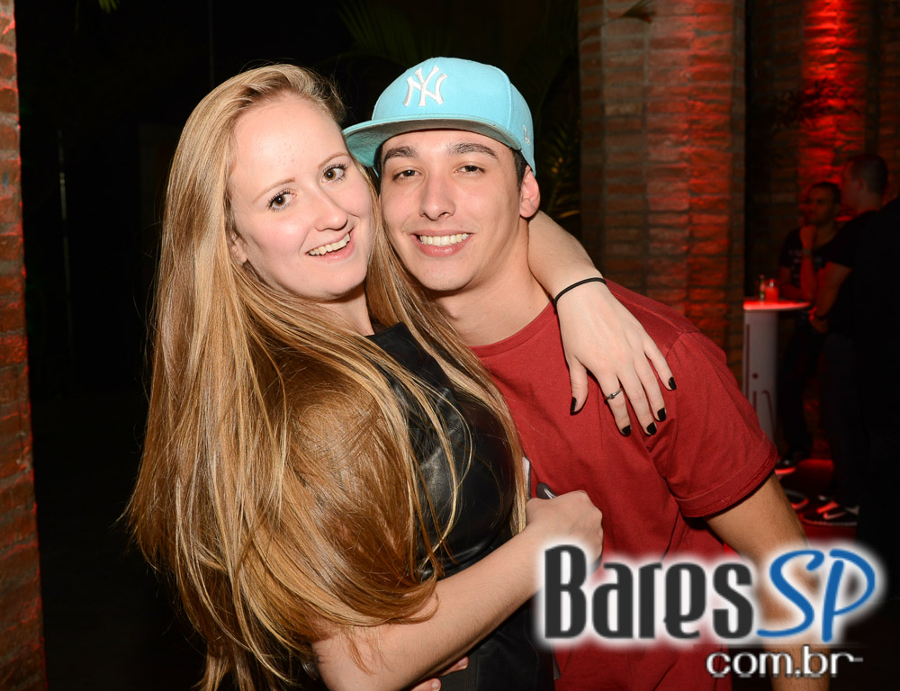 Leilah Moreno cantou sucessos do pop nacional e internacional no Club 33 Leilah Moreno cantou sucessos do pop nacional e internacional no Club 33