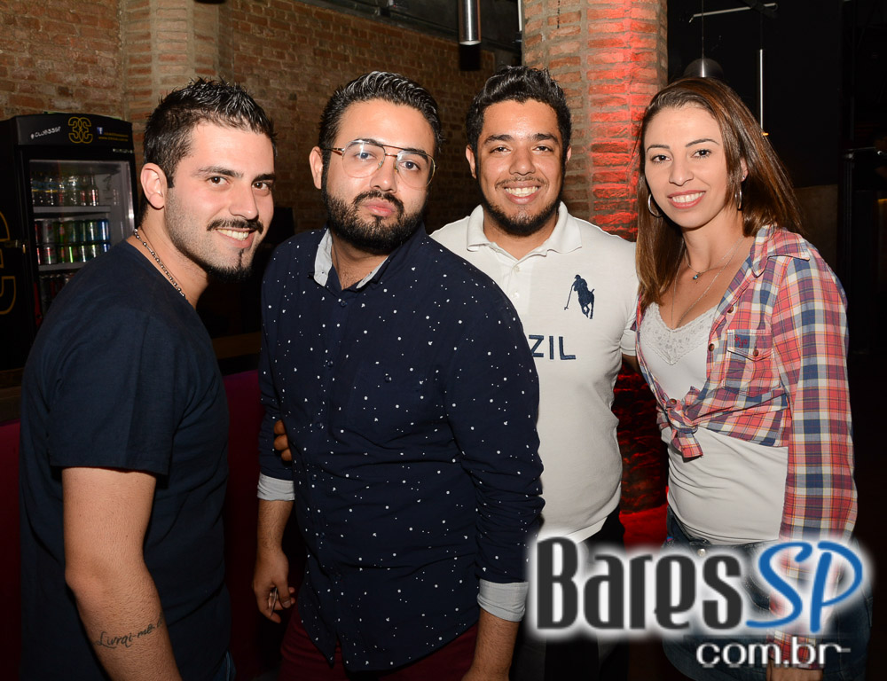 Leilah Moreno cantou sucessos do pop nacional e internacional no Club 33 Leilah Moreno cantou sucessos do pop nacional e internacional no Club 33