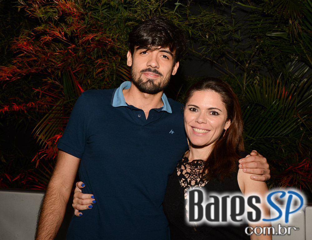 Leilah Moreno cantou sucessos do pop nacional e internacional no Club 33 Leilah Moreno cantou sucessos do pop nacional e internacional no Club 33