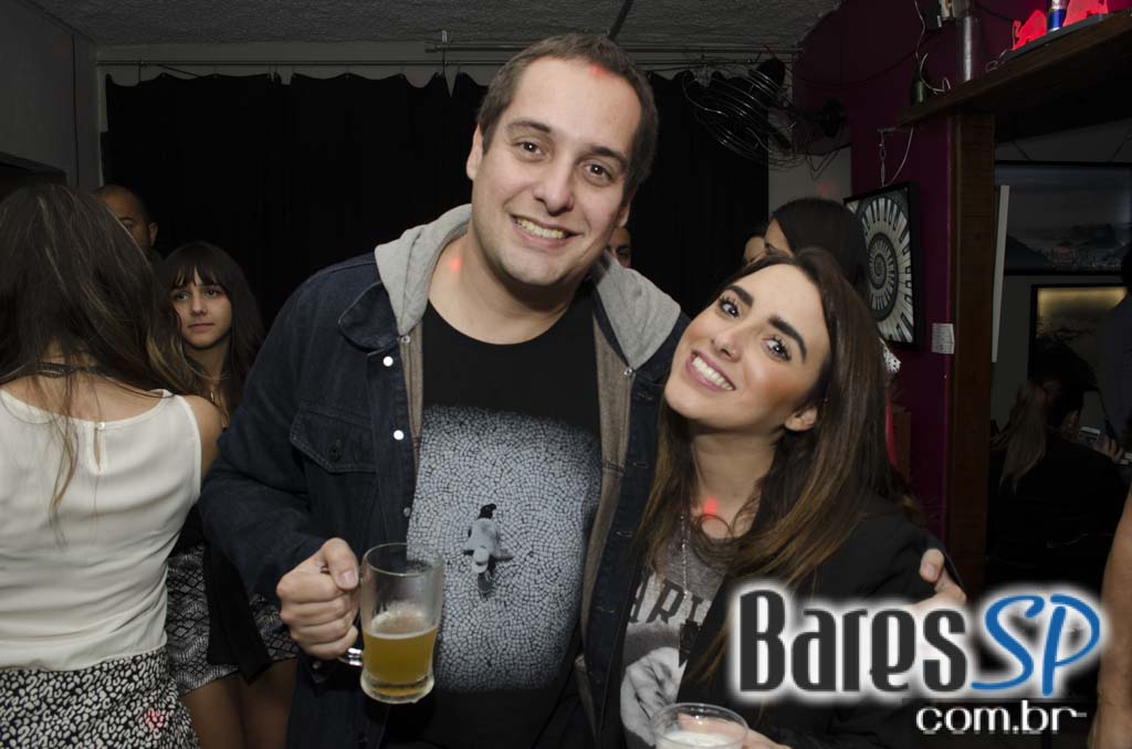 Garrafas Bar apresentou Dj Fred que animou a noite com música dançante Garrafas Bar apresentou Dj Fred que animou a noite com música dançante