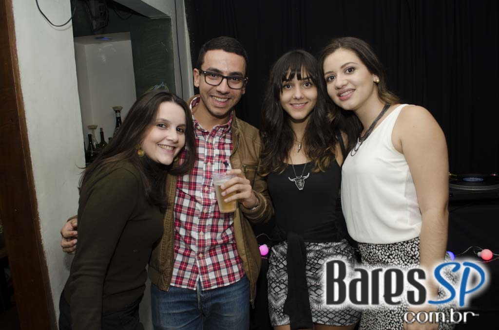 Garrafas Bar apresentou Dj Fred que animou a noite com música dançante Garrafas Bar apresentou Dj Fred que animou a noite com música dançante