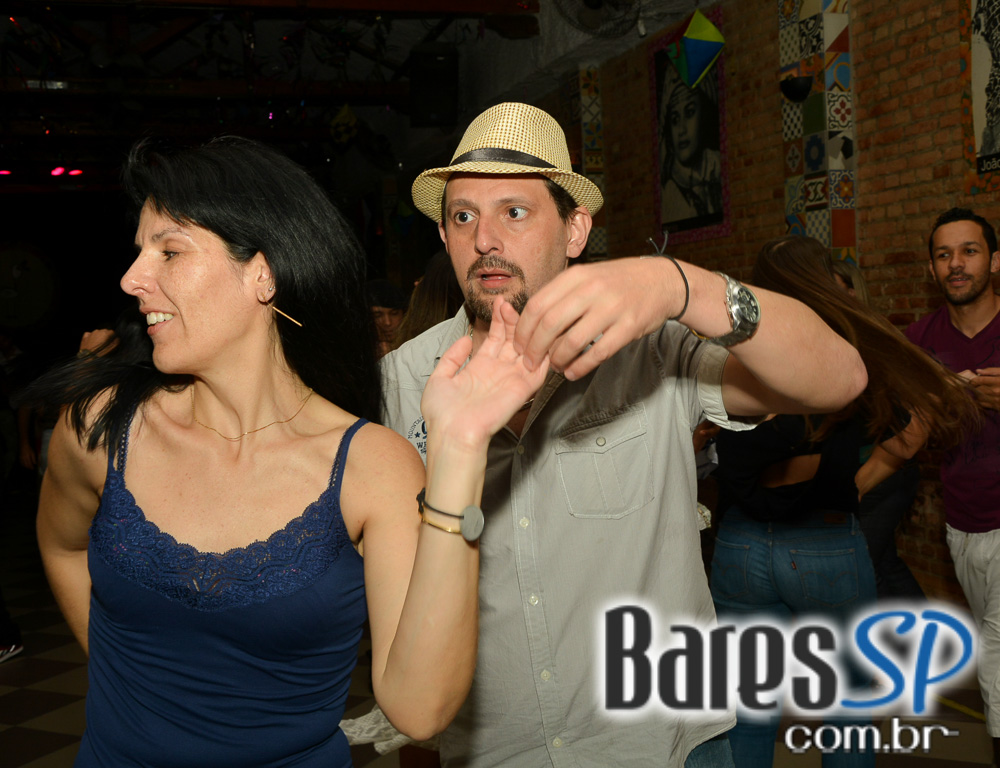 Canto da Ema recebeu os agitos do Trio Sinhá Flor e do Grupo 2 Dobrado Canto da Ema recebeu os agitos do Trio Sinhá Flor e do Grupo 2 Dobrado