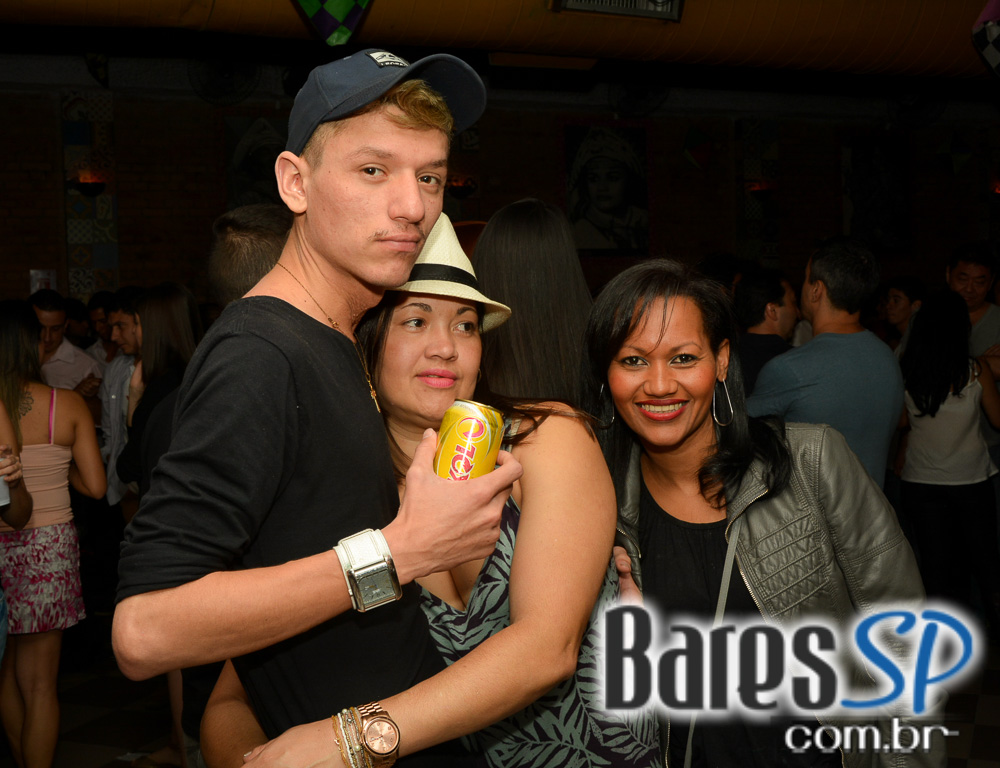 Canto da Ema recebeu os agitos do Trio Sinhá Flor e do Grupo 2 Dobrado Canto da Ema recebeu os agitos do Trio Sinhá Flor e do Grupo 2 Dobrado