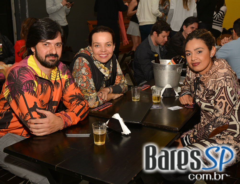 Banda karaokê Club tocou muita música e agitou o palco do Mahôe Bar Banda karaokê Club tocou muita música e agitou o palco do Mahôe Bar