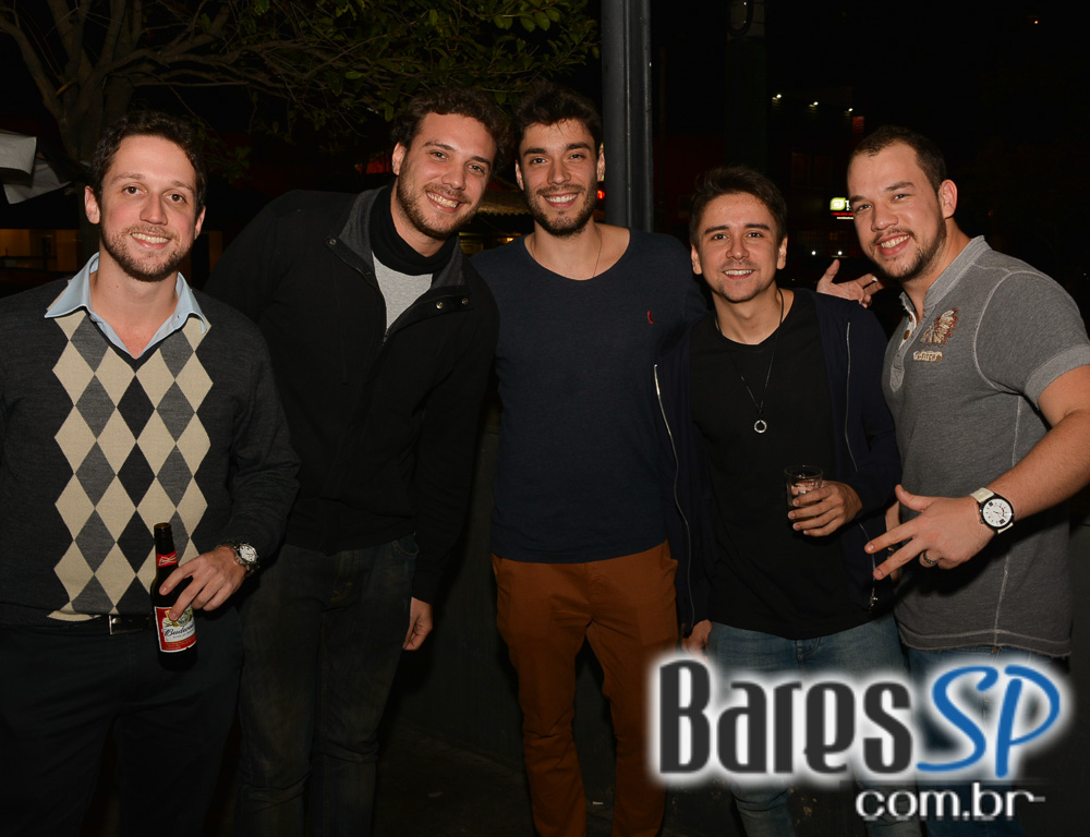 Banda karaokê Club tocou muita música e agitou o palco do Mahôe Bar Banda karaokê Club tocou muita música e agitou o palco do Mahôe Bar