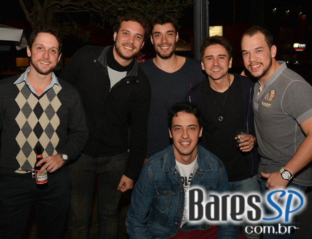 Banda karaokê Club tocou muita música e agitou o palco do Mahôe Bar Banda karaokê Club tocou muita música e agitou o palco do Mahôe Bar