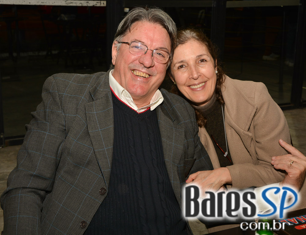 Banda karaokê Club tocou muita música e agitou o palco do Mahôe Bar Banda karaokê Club tocou muita música e agitou o palco do Mahôe Bar