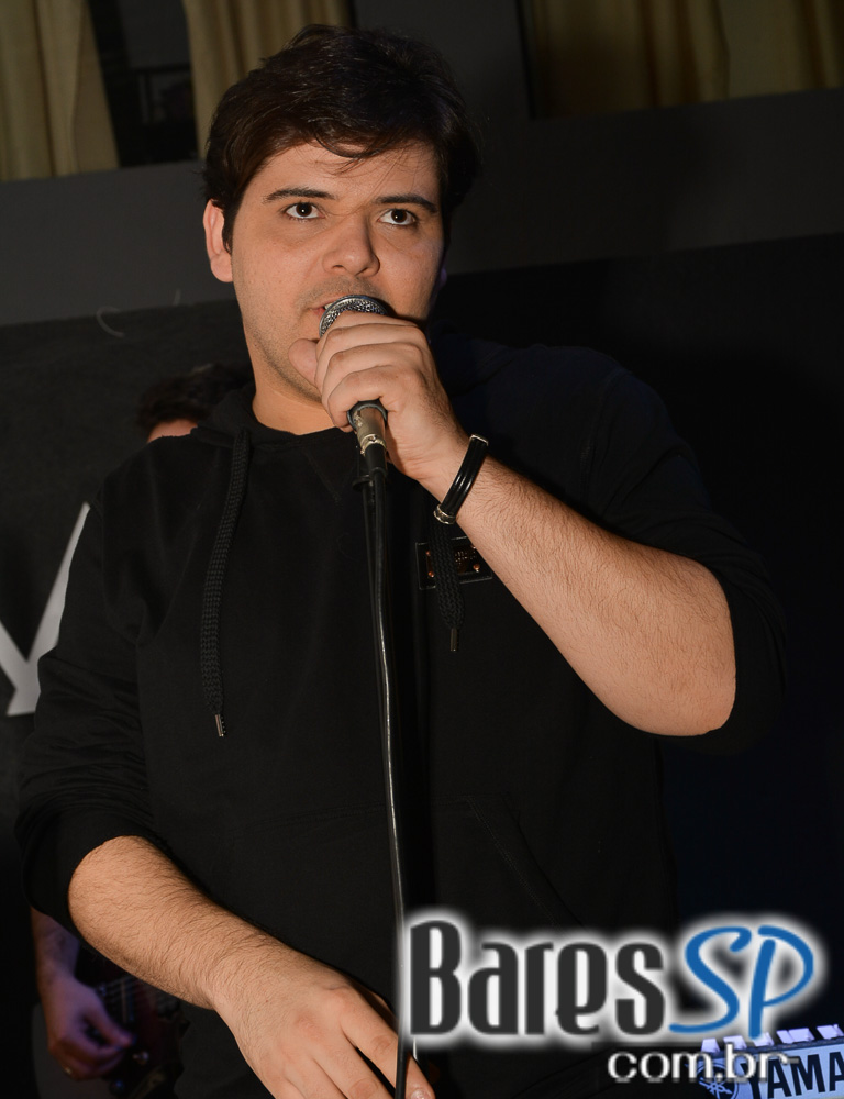 Banda karaokê Club tocou muita música e agitou o palco do Mahôe Bar Banda karaokê Club tocou muita música e agitou o palco do Mahôe Bar