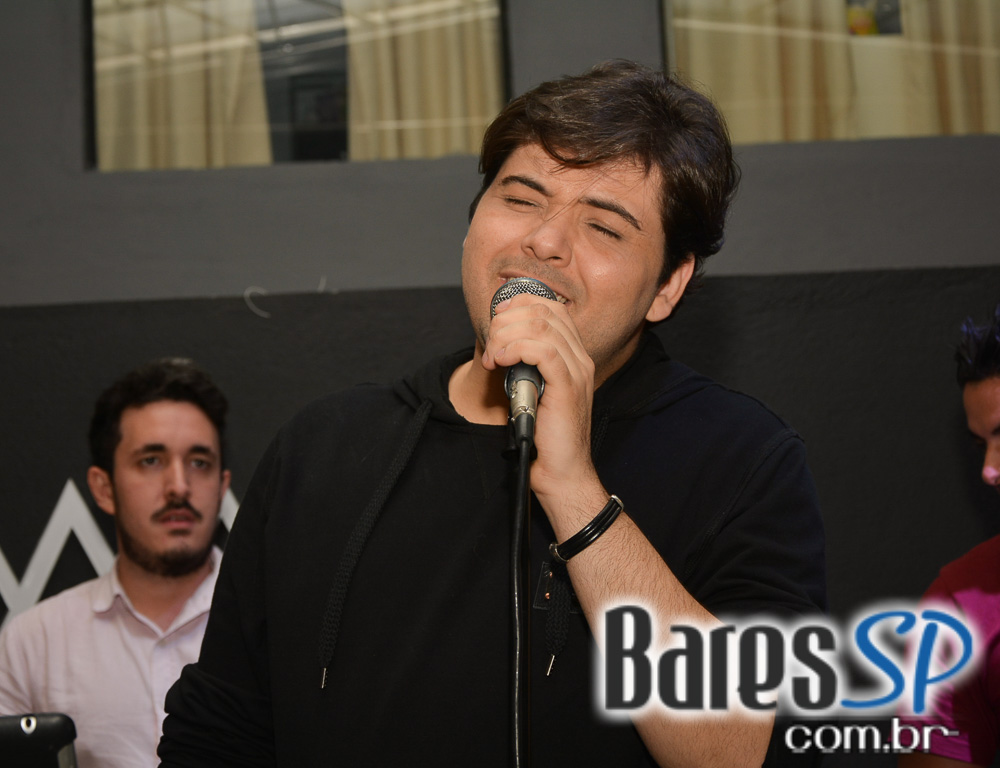 Banda karaokê Club tocou muita música e agitou o palco do Mahôe Bar Banda karaokê Club tocou muita música e agitou o palco do Mahôe Bar