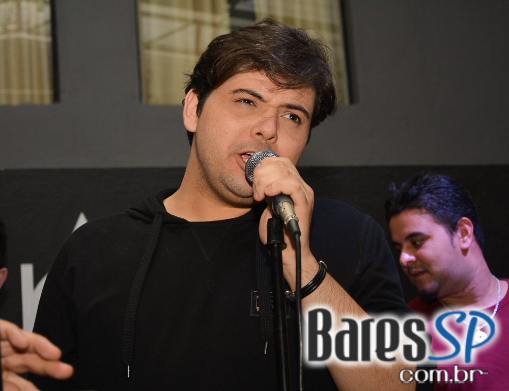 Banda karaokê Club tocou muita música e agitou o palco do Mahôe Bar Banda karaokê Club tocou muita música e agitou o palco do Mahôe Bar