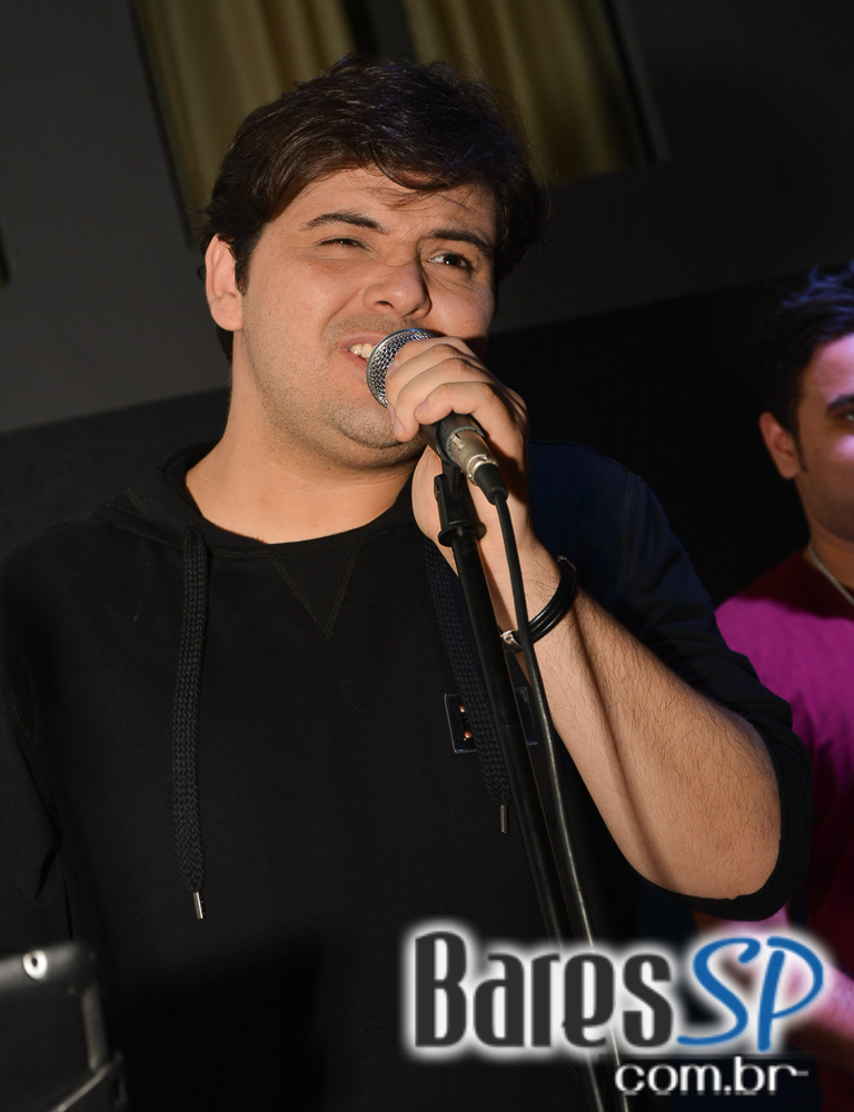 Banda karaokê Club tocou muita música e agitou o palco do Mahôe Bar Banda karaokê Club tocou muita música e agitou o palco do Mahôe Bar