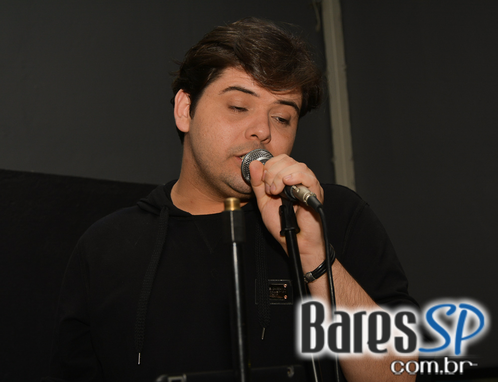 Banda karaokê Club tocou muita música e agitou o palco do Mahôe Bar Banda karaokê Club tocou muita música e agitou o palco do Mahôe Bar