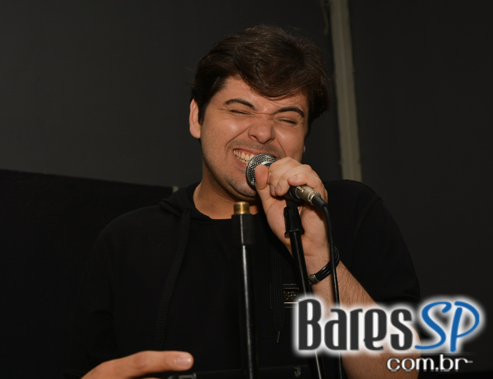 Banda karaokê Club tocou muita música e agitou o palco do Mahôe Bar Banda karaokê Club tocou muita música e agitou o palco do Mahôe Bar