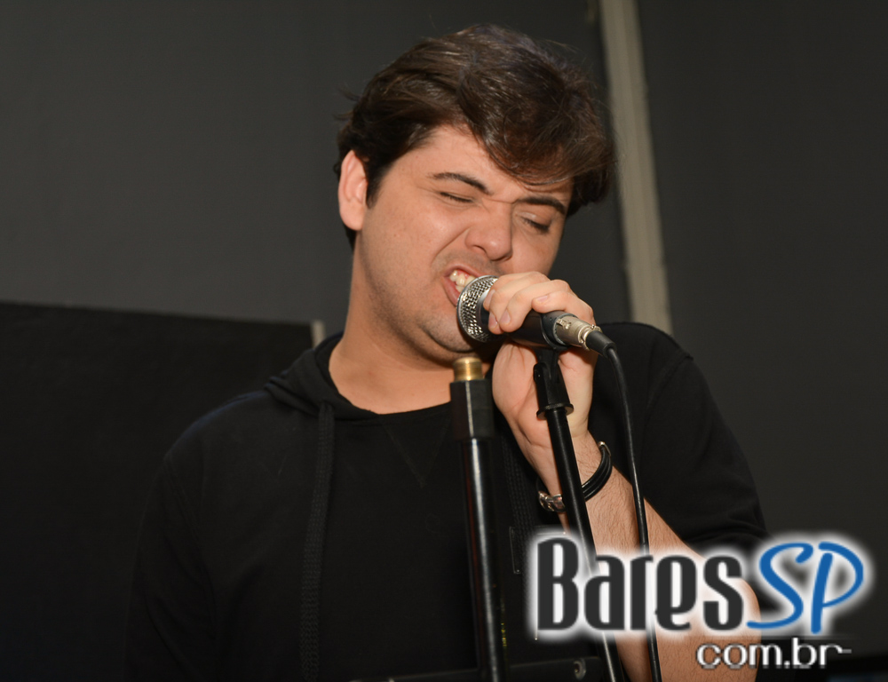 Banda karaokê Club tocou muita música e agitou o palco do Mahôe Bar Banda karaokê Club tocou muita música e agitou o palco do Mahôe Bar