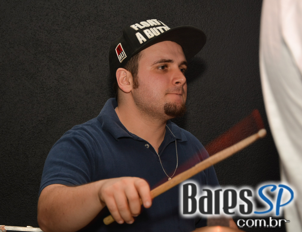 Banda karaokê Club tocou muita música e agitou o palco do Mahôe Bar Banda karaokê Club tocou muita música e agitou o palco do Mahôe Bar