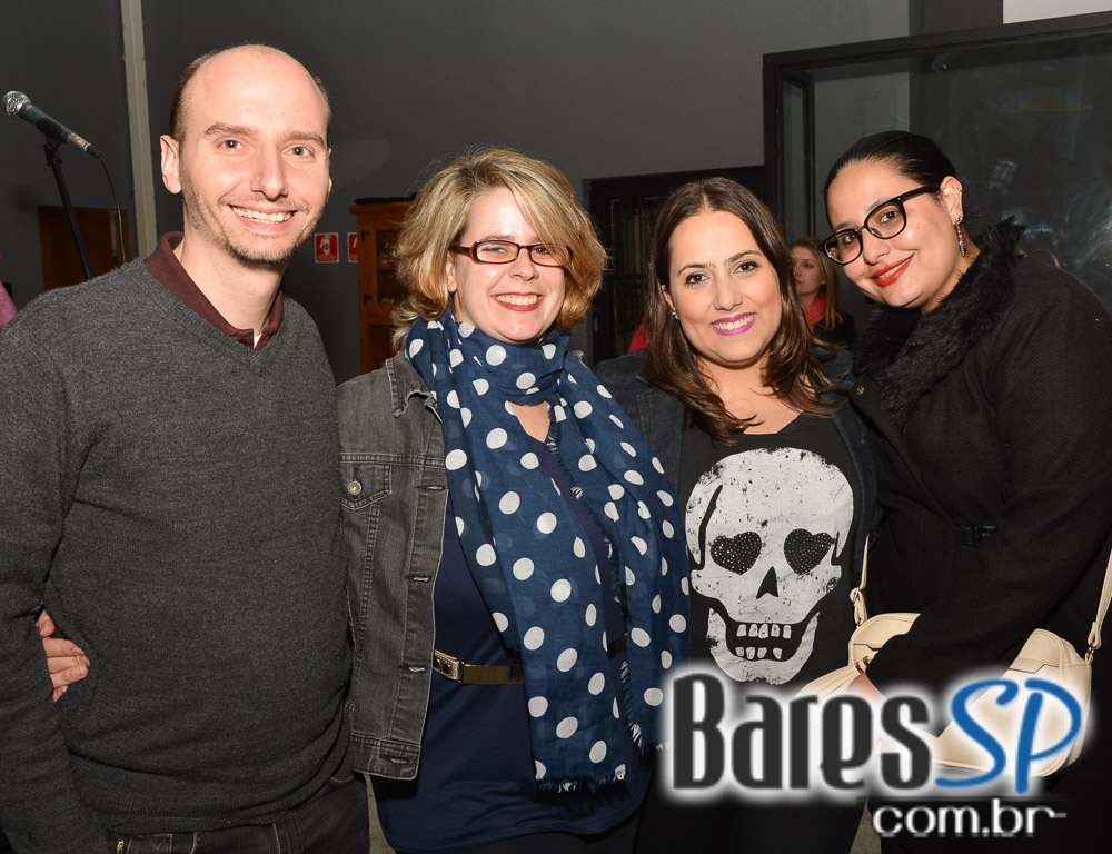 Banda karaokê Club tocou muita música e agitou o palco do Mahôe Bar Banda karaokê Club tocou muita música e agitou o palco do Mahôe Bar