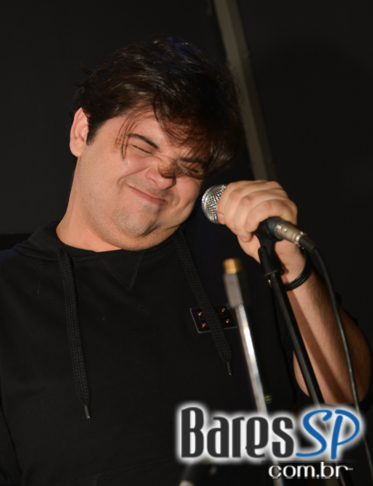 Banda karaokê Club tocou muita música e agitou o palco do Mahôe Bar Banda karaokê Club tocou muita música e agitou o palco do Mahôe Bar