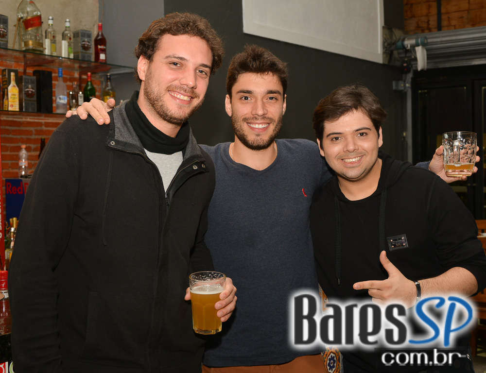 Banda karaokê Club tocou muita música e agitou o palco do Mahôe Bar Banda karaokê Club tocou muita música e agitou o palco do Mahôe Bar