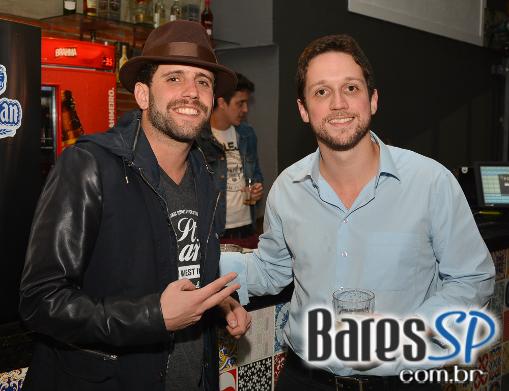 Banda karaokê Club tocou muita música e agitou o palco do Mahôe Bar Banda karaokê Club tocou muita música e agitou o palco do Mahôe Bar