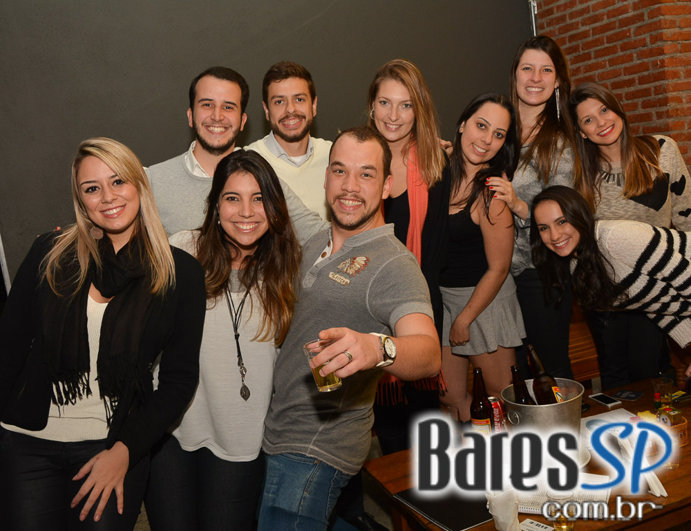 Banda karaokê Club tocou muita música e agitou o palco do Mahôe Bar Banda karaokê Club tocou muita música e agitou o palco do Mahôe Bar