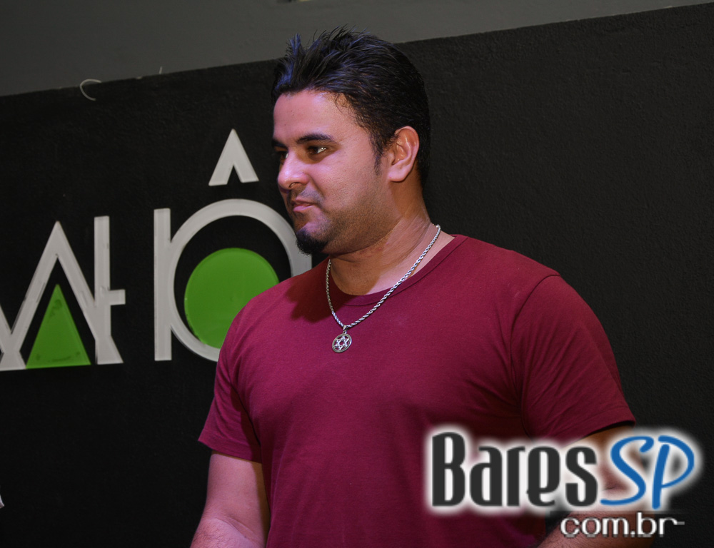 Banda karaokê Club tocou muita música e agitou o palco do Mahôe Bar Banda karaokê Club tocou muita música e agitou o palco do Mahôe Bar